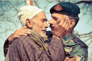 This Photo Of An Indian Army Officer Consoling Father Of Martyred Soldier Is Leaving People Teary-Eyed