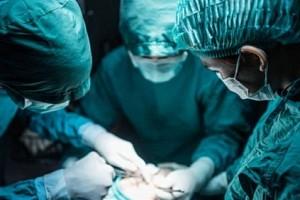 Doctors leave surgical mop in woman's stomach while performing surgery