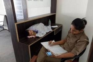 Mother cop on duty with baby! Photo goes viral