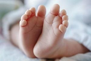 Shocking - Mother chops off newborn baby's extra fingers and toes; Claims may not get married
