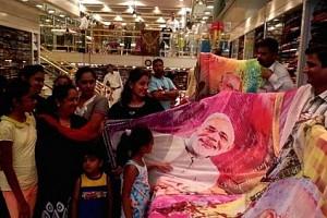 பெண்களை கவரும் ‘மோடி சேலை’..இணையத்தை கலக்கும் பிரதமர்! பெண்களை கவரும் ‘மோடி சேலை’..இணையத்தை கலக்கும் பிரதமர்!