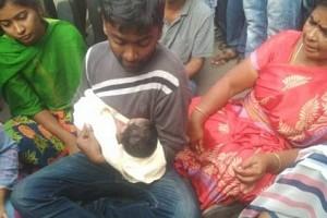 செவிலியரின் கைத்தவறி விழுந்ததா?..குழந்தை இறந்ததற்காக போராட்டத்தில் குதித்த பெற்றோர்! செவிலியரின் கைத்தவறி விழுந்ததா?..குழந்தை இறந்ததற்காக போராட்டத்தில் குதித்த பெற்றோர்!