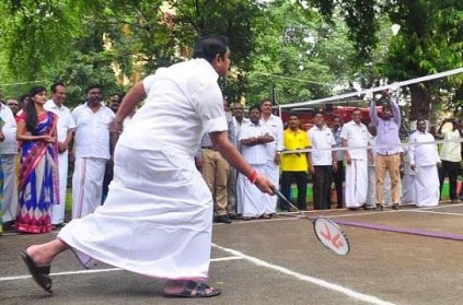 இறங்கி சென்று இறகு பந்து விளையாடிய முதல்வர்.. வைரல் வீடியோ உள்ளே!