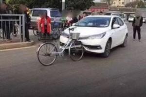 Car damaged after crashing into bicycle; Viral photo leaves internet confused