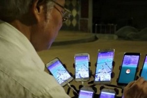This 70-yr-old grandpa catches Pokemon with 15 phones and bicycle