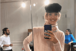 Supermodel's Mirror Selfie Leaves Instagram Confused; Can You Spot What's Wrong?