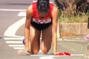 Watch - Runner crawls to finish line despite fractured foot