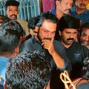Actor Karthi pays his last respect to his fan and breaks down