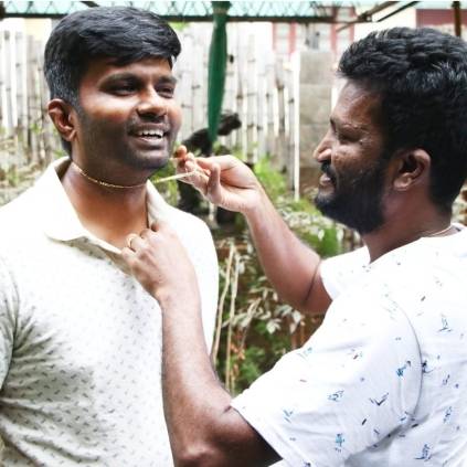 Director Suseenthiran gifts gold chain to Director Ramprakash for successful acting debut