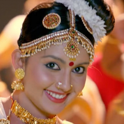 Madhumozhi Radhe song video from Masterpiece