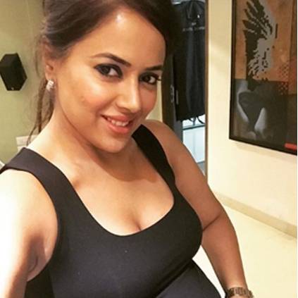 Sameera Reddy of Vaaranam Aayiram fame becomes pregnant