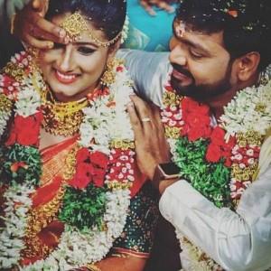 Sundhari Neeyum Sundharan Naanum's lead got married.