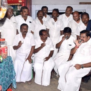 Chief Minister Edappadi K Palaniswami drinks Tea with other ministers