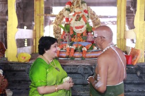 Latha Rajinikanth's visit to Kanchipuram Kamatchi Amman Temple